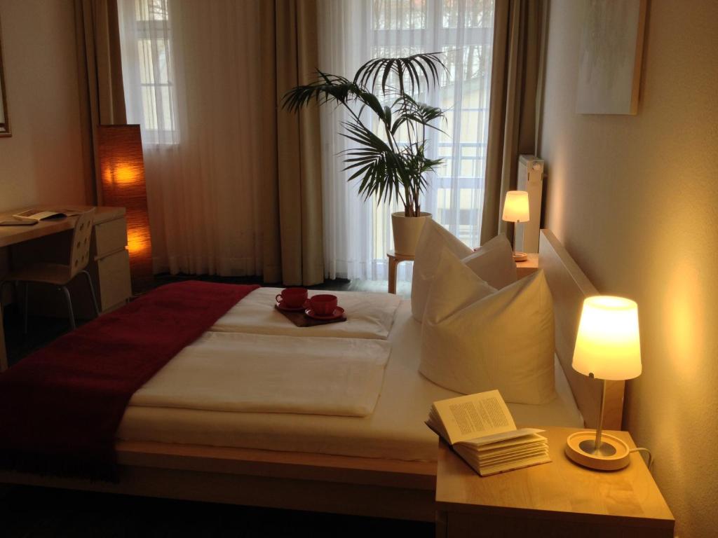 莱比锡费尔巴哈公寓的酒店客房配有一张床和一张带台灯的桌子