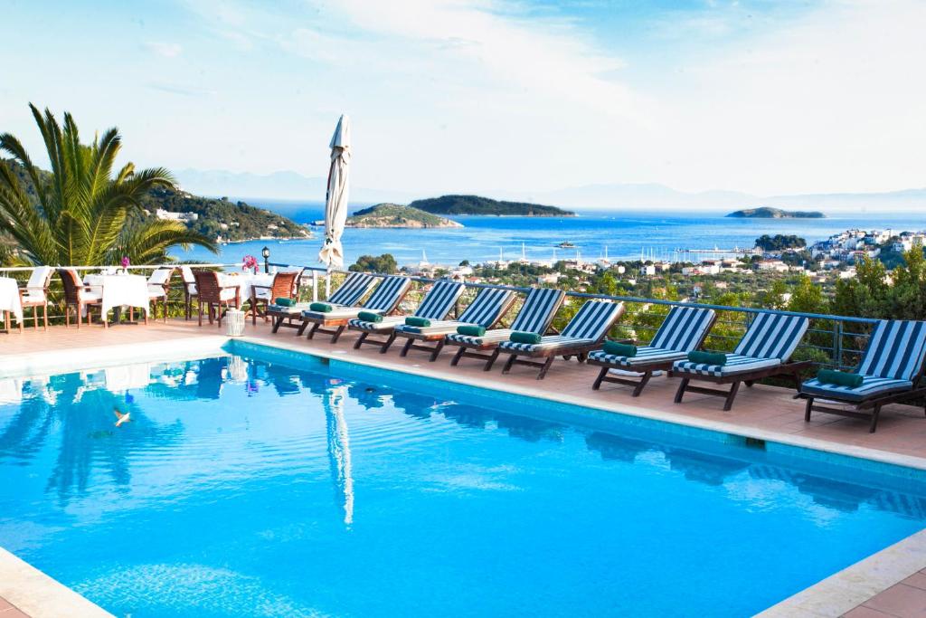 斯基亚索斯镇Vigles Sea View, Philian Hotels and Resorts的一个带椅子的游泳池,享有海景