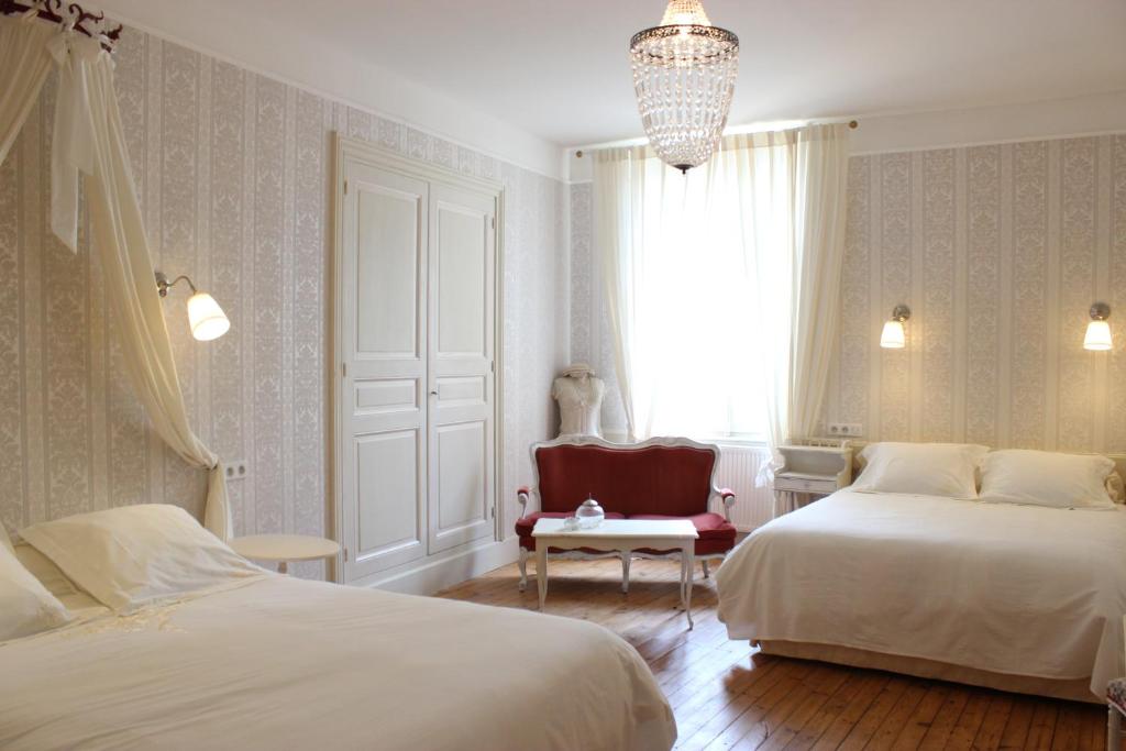 埃格利斯讷沃-当特赖格普罗维登斯酒店的一间卧室设有两张床、一把椅子和一个窗户。