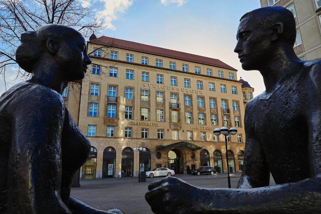 莱比锡Steigenberger Icon Grandhotel Handelshof Leipzig的建筑物前的2名妇女雕像