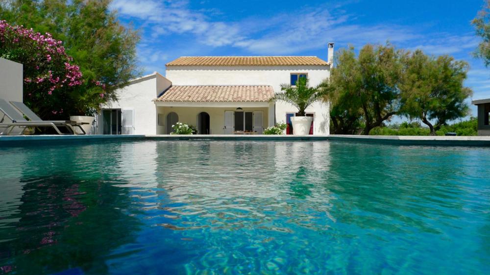 圣马迪拉莫Mas des Cabidoules的房屋前的游泳池