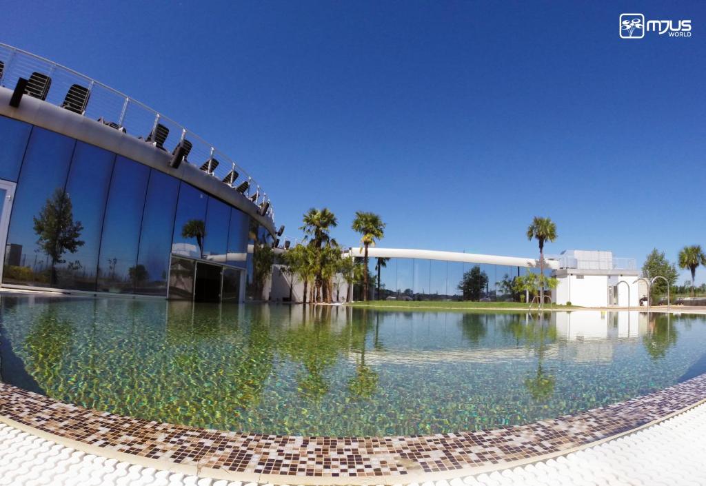 克尔门德Mjus Resort & Thermal Park的体育场前的一大池水