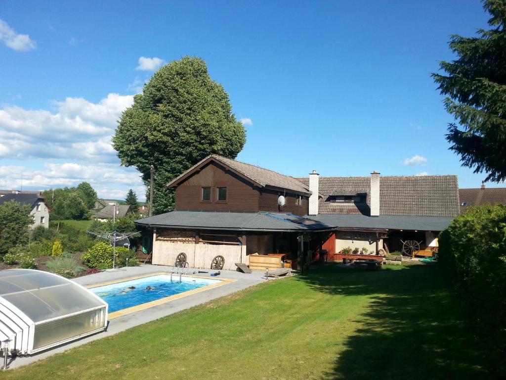 Dolní BrusnicePod Lípou的庭院中带游泳池的房子