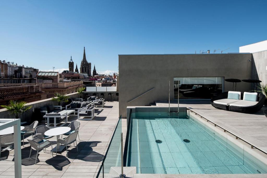 巴塞罗那加泰罗尼亚马达林思酒店的建筑物屋顶上的游泳池