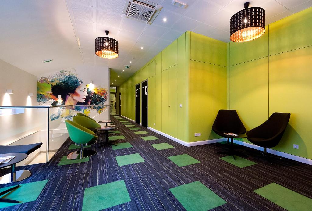 杜布罗夫尼克你的365旅舍 的一间拥有绿色和黄色墙壁和椅子的等候室