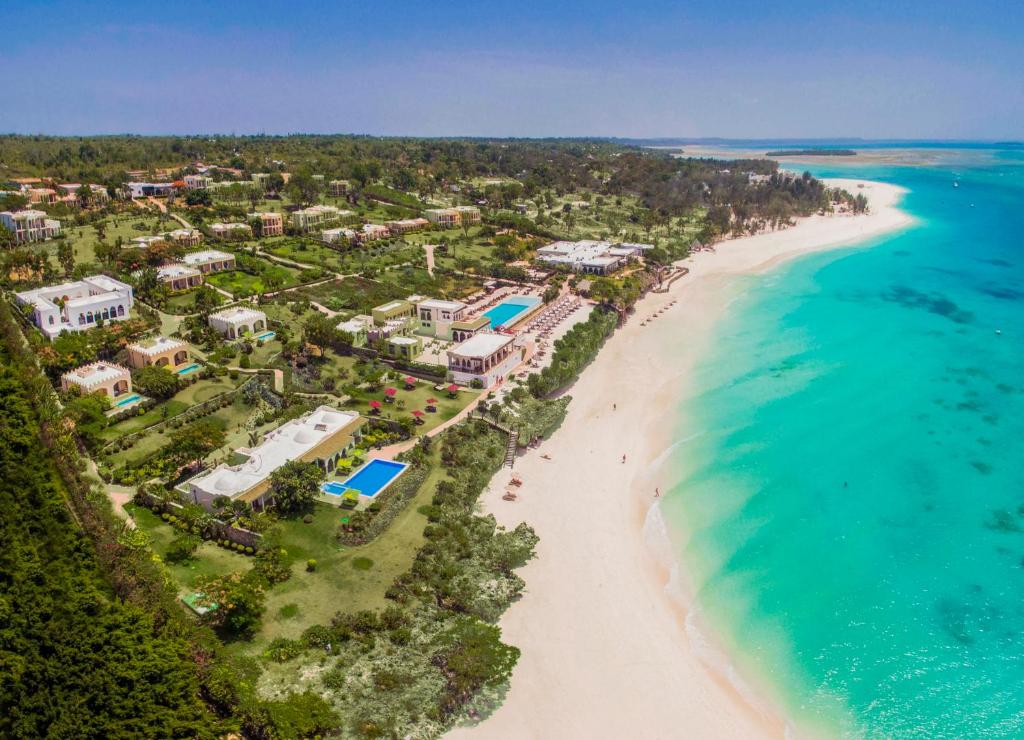南威Riu Palace Zanzibar - All Inclusive - Adults Only的海滩上的度假村的空中景致