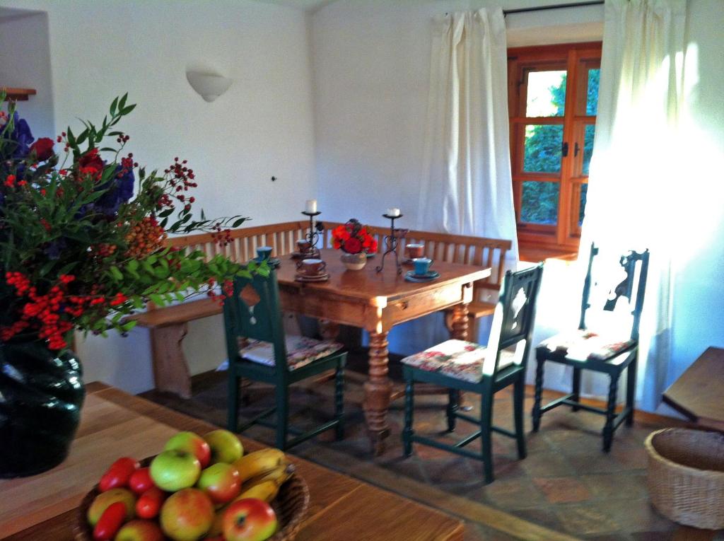 费尔德基兴沃德兰德格勒根度假屋的一间带木桌和椅子的用餐室