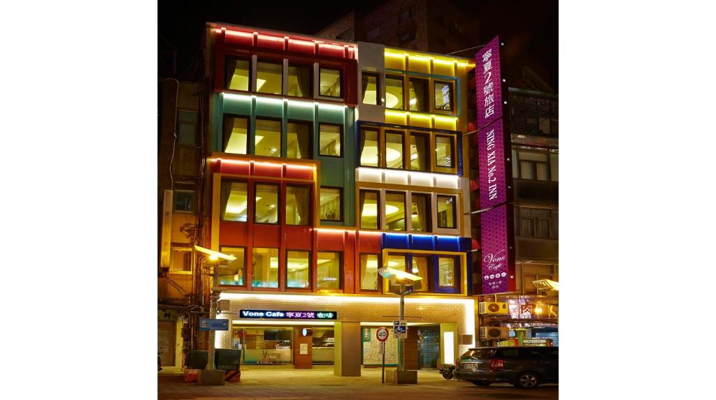台北V-one - 宁夏2号旅店的城市街道上晚上的一座明亮建筑