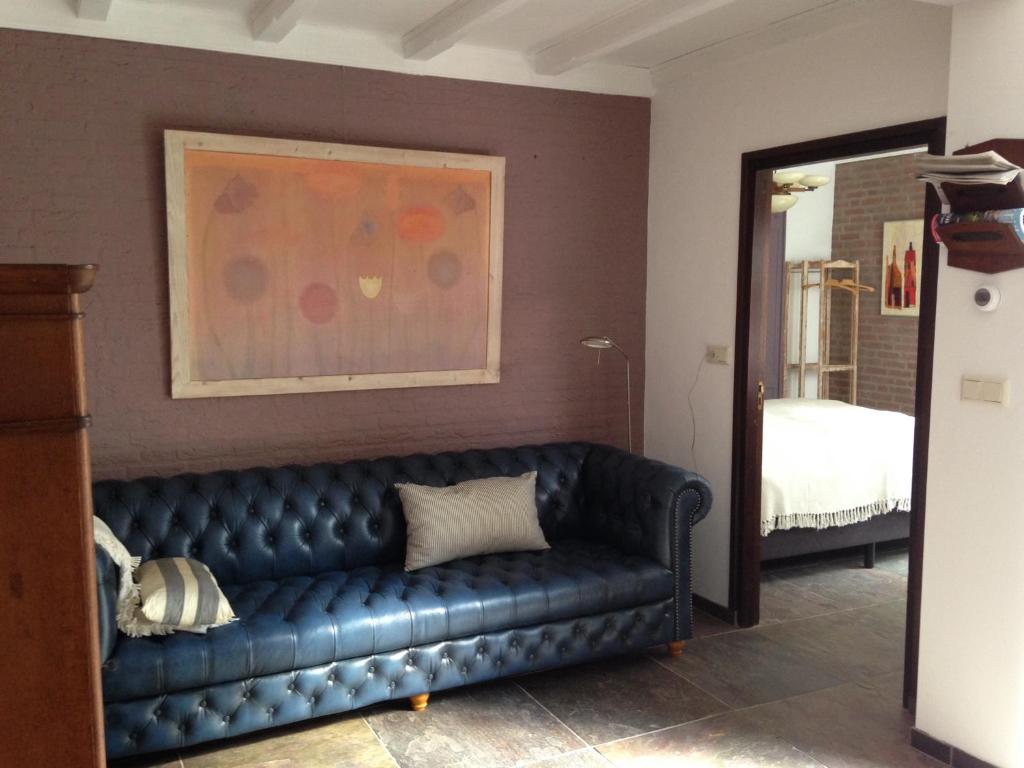 赫鲁斯贝克霍非亚住宿加早餐旅馆的卧室的房间里设有一张黑色皮沙发