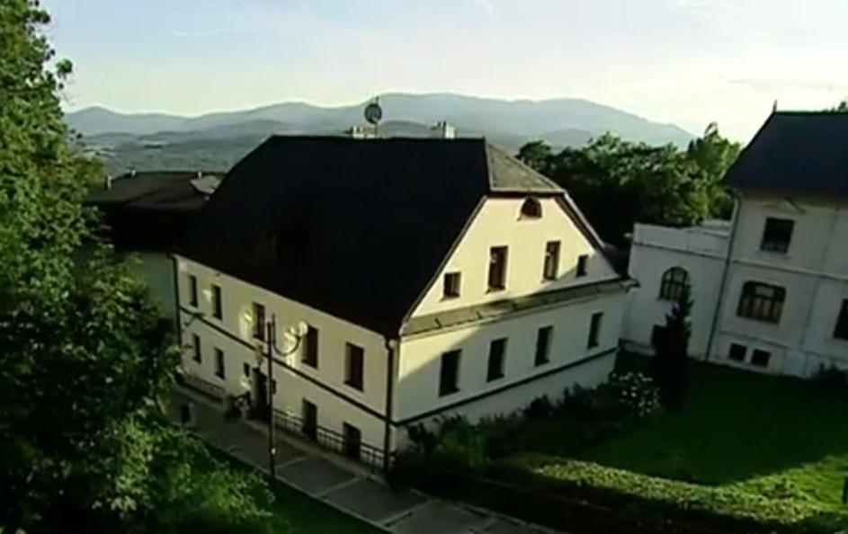 耶塞尼克Apartmá v Rodném domě Vincenze Priessnitze v centru lázní的黑色屋顶的大型白色房屋