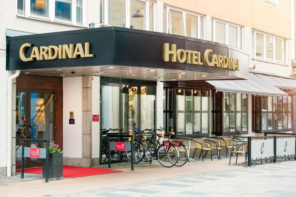 韦克舍克拉丽奥卡迪纳尔连锁酒店的酒店外设有自行车停放处。