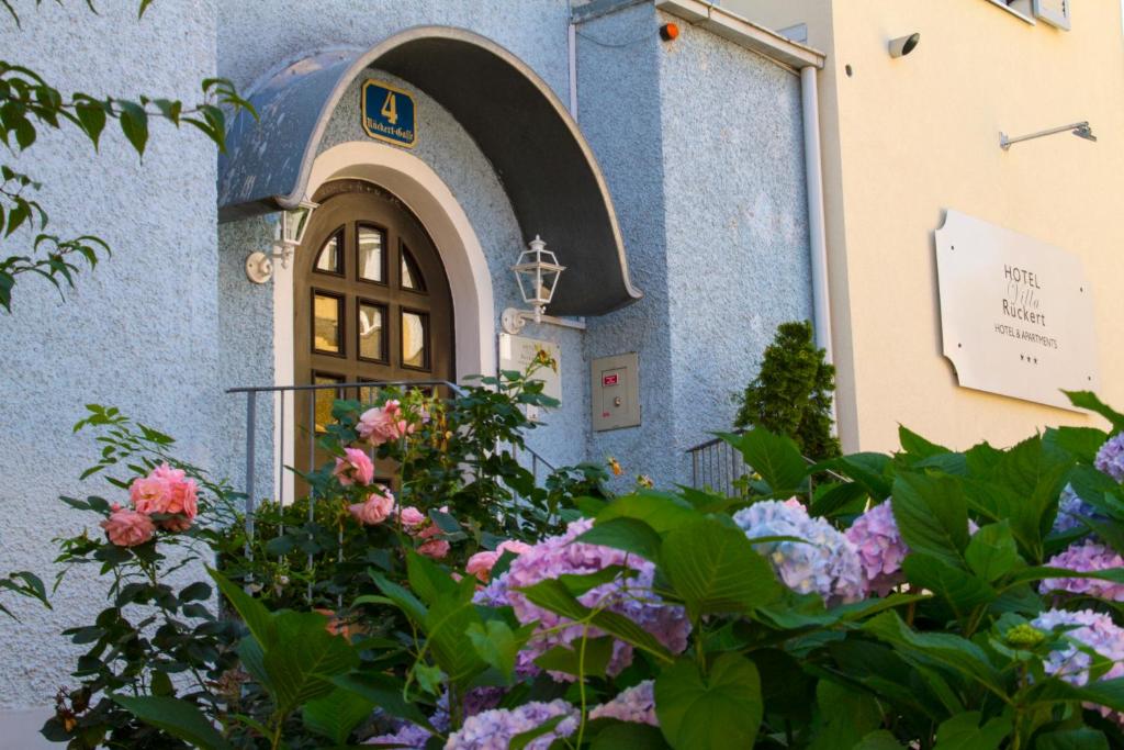 格拉茨吕克特别墅酒店的前方有门和鲜花的建筑