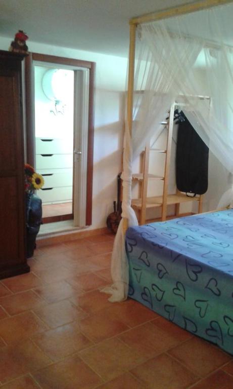 奥斯图尼Borgo Degli Artisti的一间卧室配有一张带天蓬和窗户的床