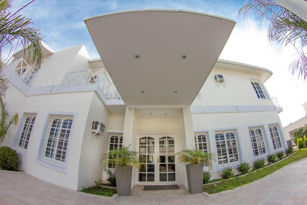 米娜克拉韦罗卡萨布兰卡酒店的一座棕榈树掩映的白色房子