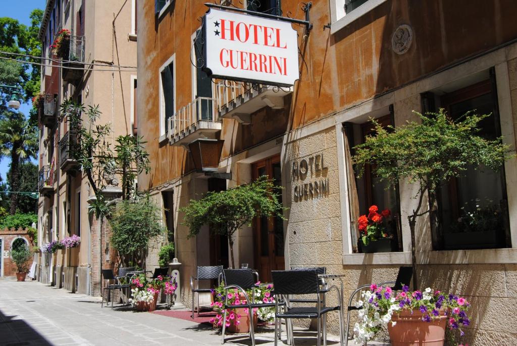 威尼斯圭里尼酒店的街上有桌椅和鲜花