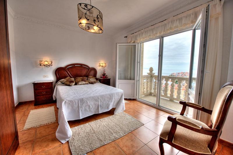 菲尼斯特雷米兰达芬达泰拉旅馆的一间卧室设有一张床和一个大窗户