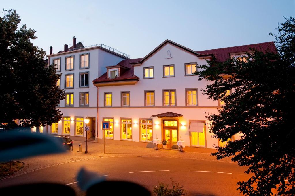康斯坦茨孔斯特尼亚酒店的一座白色的大建筑,灯火通明