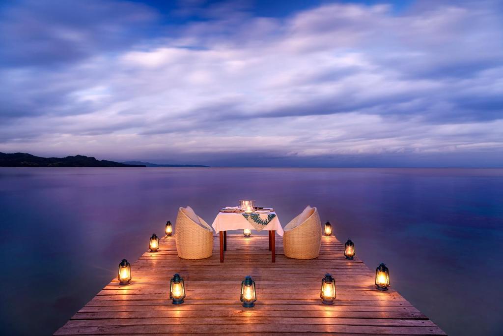 Nawi远境度假酒店的水面上灯台上的桌子