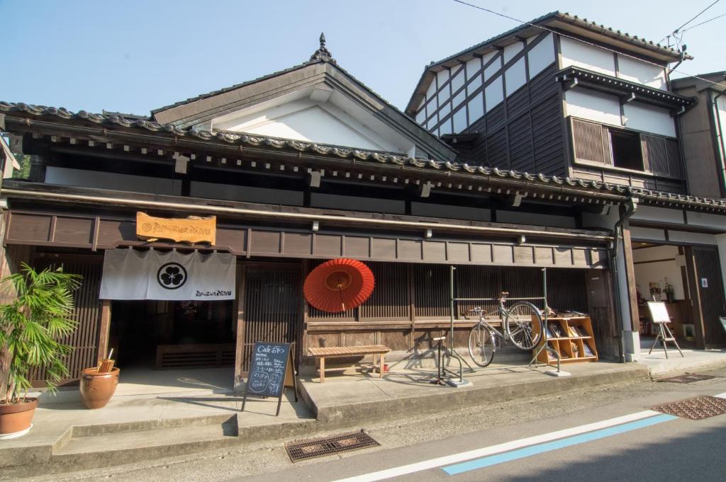富山越中八尾基地小吃旅馆的前面有一辆自行车停放的建筑