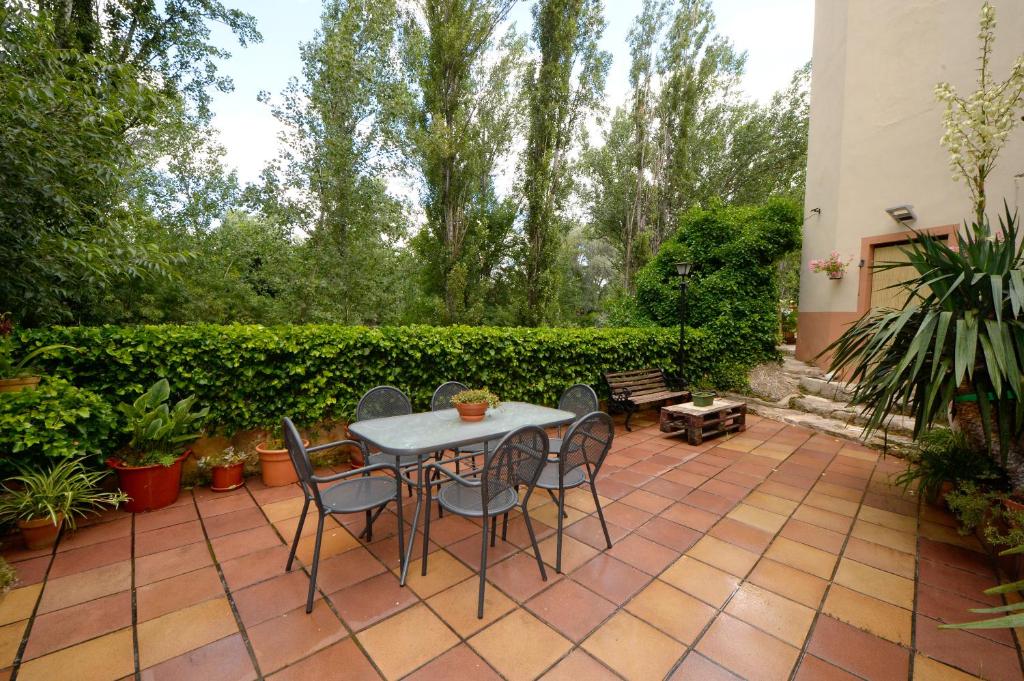 CastelserásLa Riera的庭院配有桌椅和植物