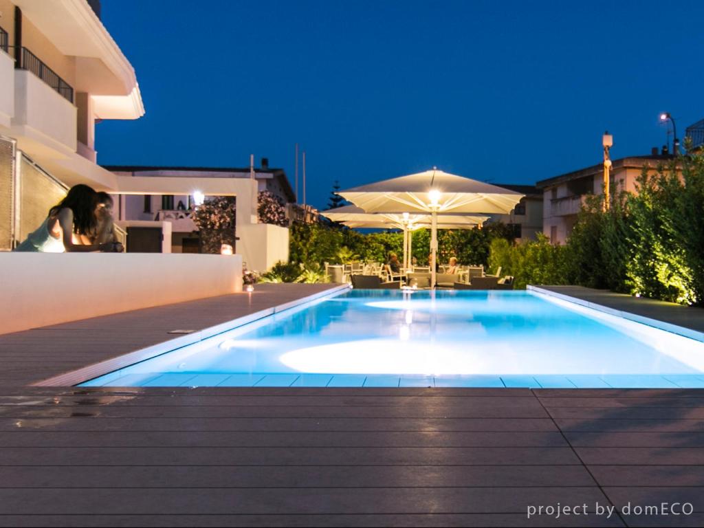 卡拉古诺内尼图诺酒店的夜间在房子前面的游泳池