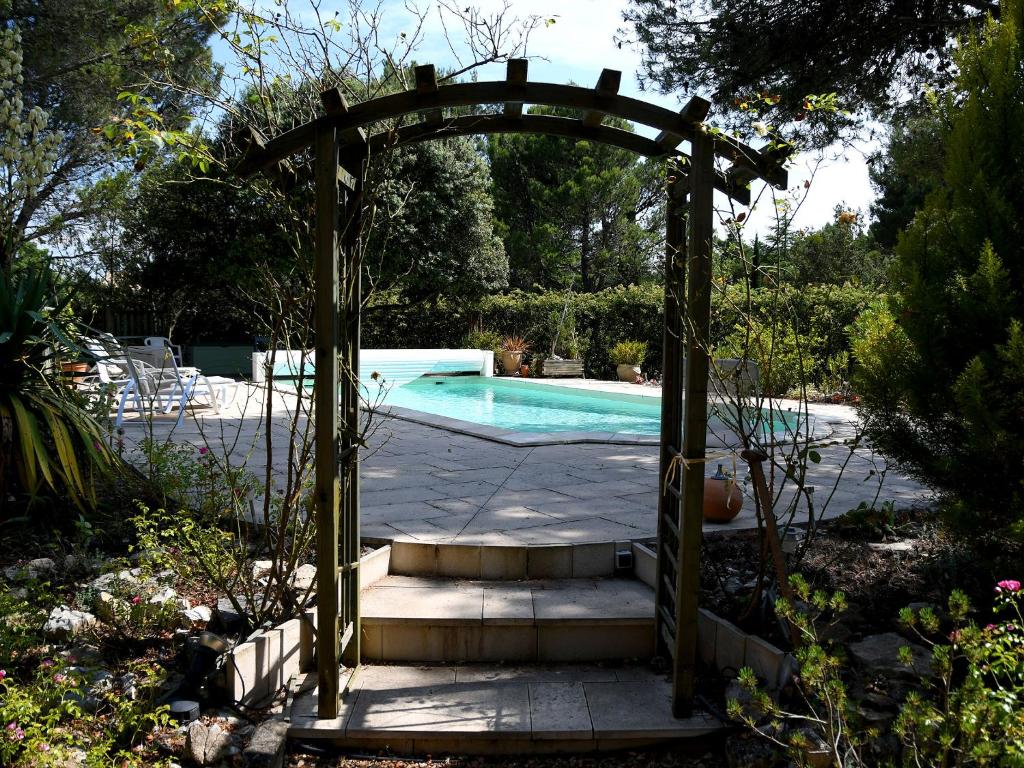 莫尔斯Les chambres d'Adeline - B&B的通往庭院游泳池的拱门