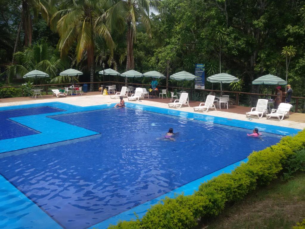 圣赫罗尼莫Hotel el Tesoro的一群人在游泳池游泳
