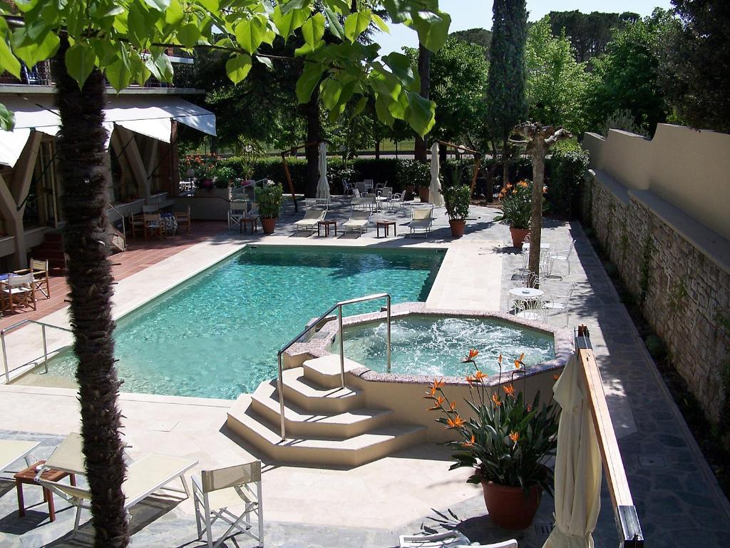蒙特卡蒂尼泰尔梅托雷塔酒店的通往度假村的带楼梯的游泳池