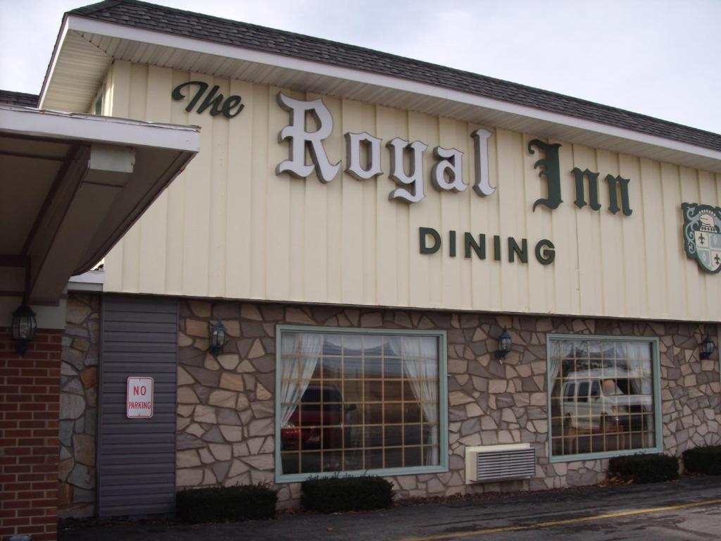 RidgwayThe Royal Inn的建筑一侧的罗卡餐厅招牌