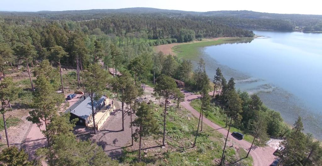 赫塔Finnö Stugby的享有湖畔房屋的空中景致