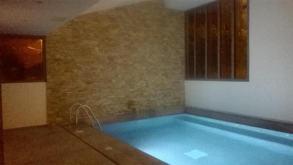 Souraïde贝尔加拉公寓酒店的设有一个大型游泳池,