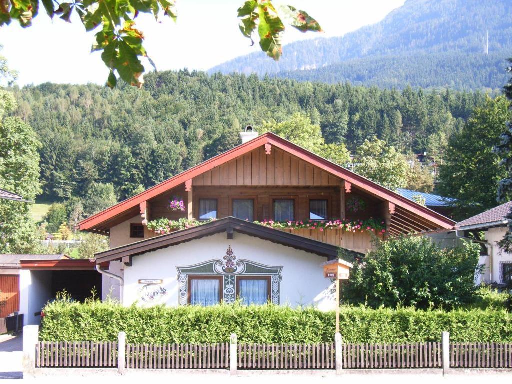 贝希特斯加登朋友乡村住宿加早餐旅馆的前面有围栏的房子