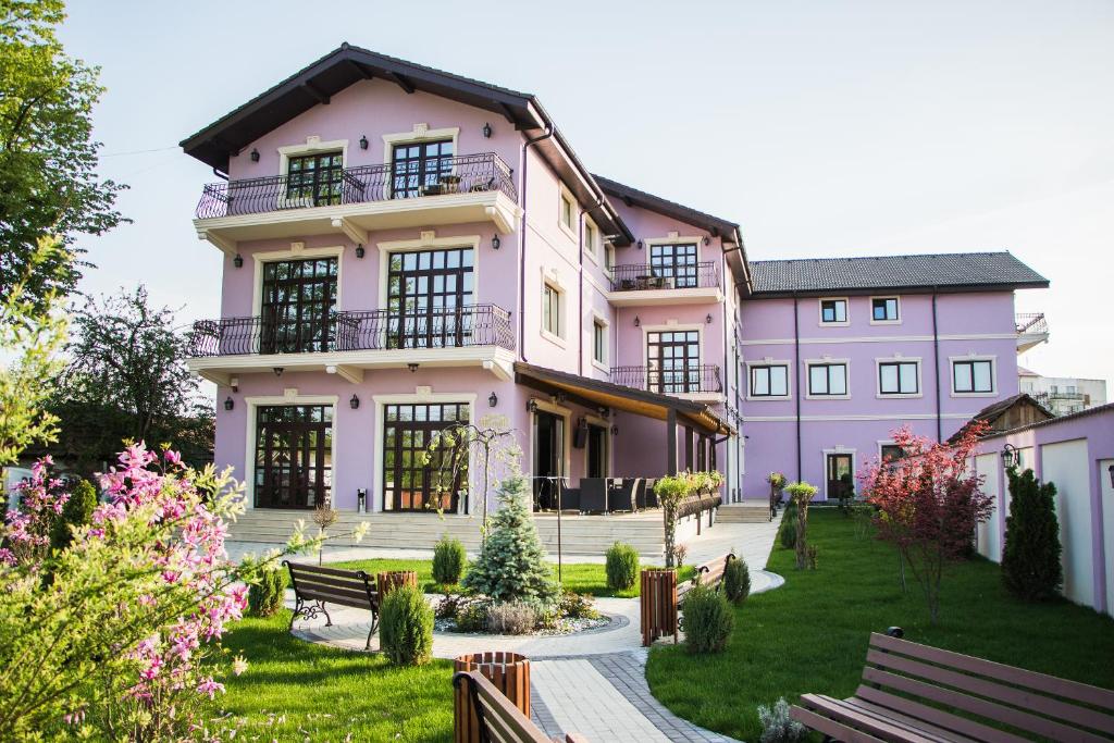 TurceniMarigab的粉红色的房子,前面有一个花园