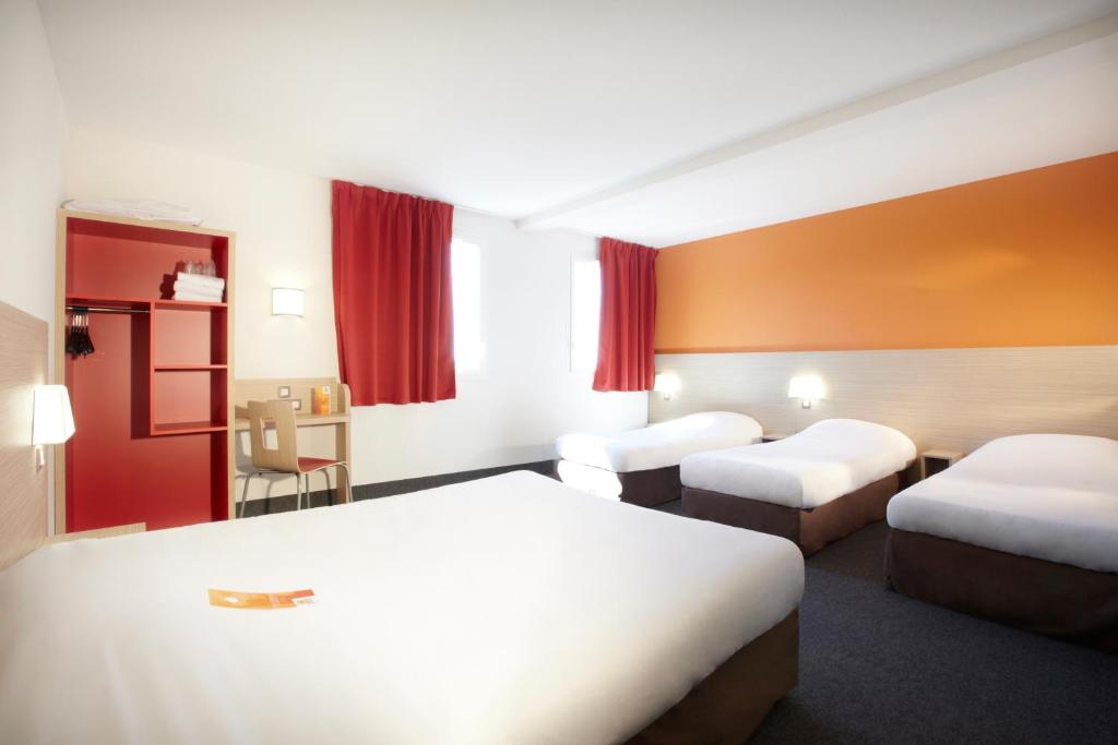 伊斯特尔普瑞米尔伊斯特尔经典酒店的酒店客房,设有两张床和红色窗帘