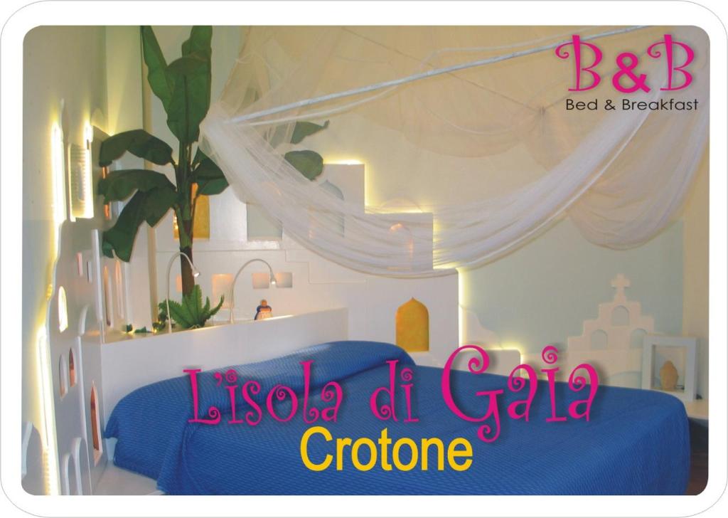 克罗托内L'isola di Gaia的一间卧室配有蓝色的床和标志,上面写着它的格子德格勒罗