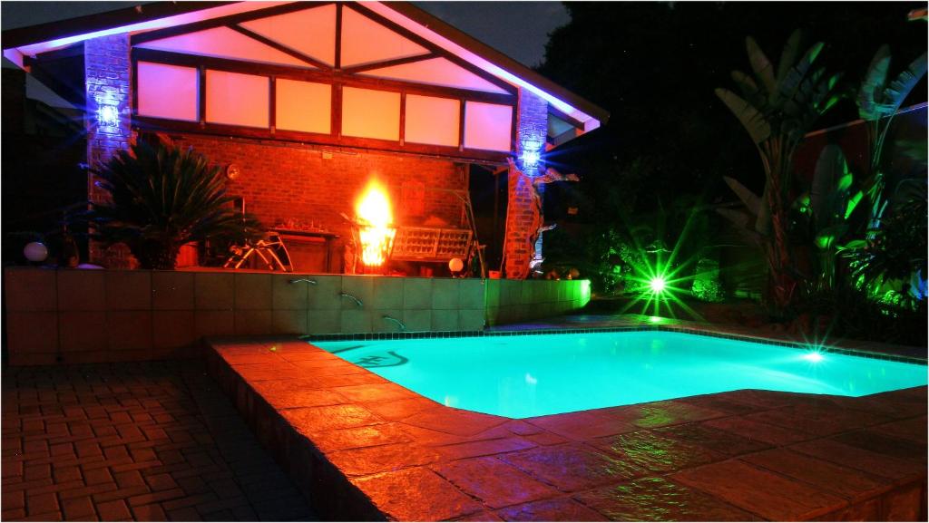 莱登堡In Between Home的夜间在房子前面的游泳池