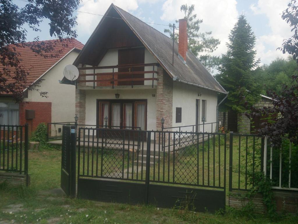 鲍洛通塞迈什Balatonszemes Nyaraló的前面有门的白色房子