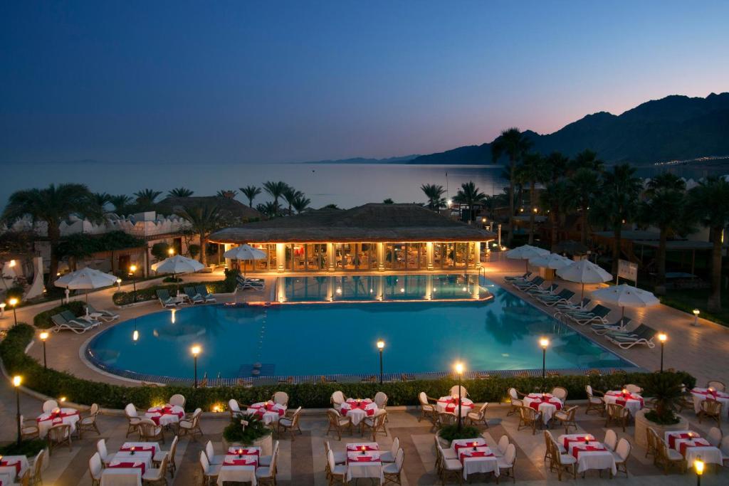 达哈布达哈布瑞士酒店的享有度假村游泳池的景色
