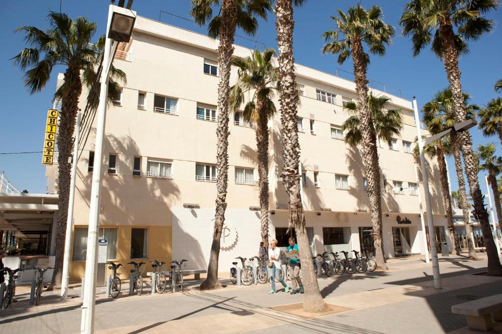 瓦伦西亚玛尔瓦洛萨海滩旅馆的一座棕榈树建筑