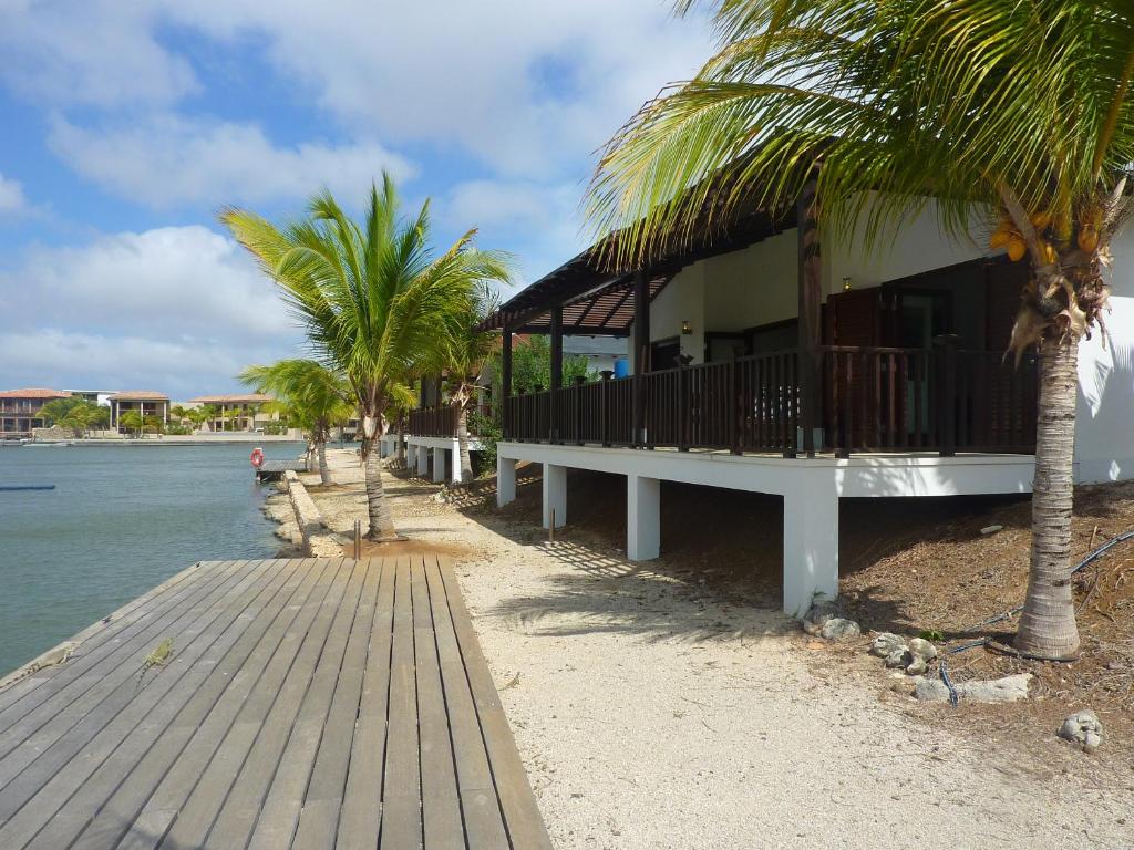 克拉伦代克AquaVilla Bonaire的棕榈树和水的海滩上的建筑