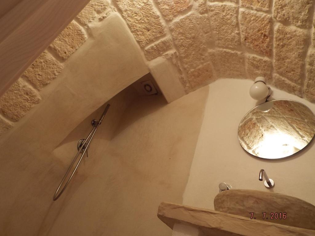 奥斯图尼30 Metri Quadri的浴室设有水槽和墙上的镜子