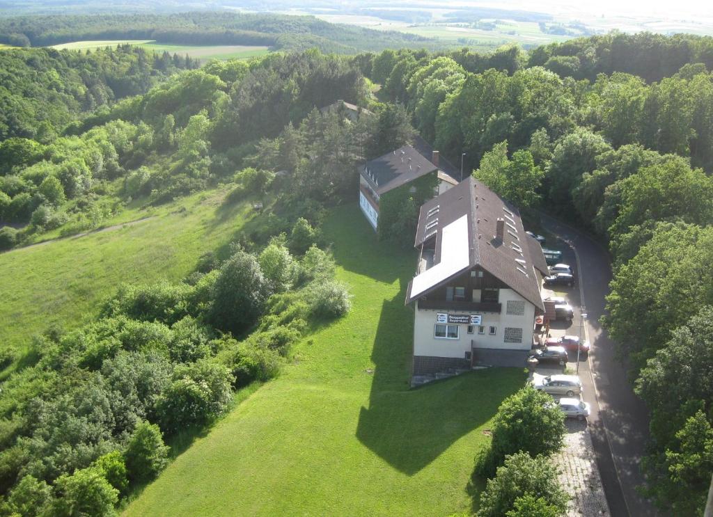 Zimmerau博嘎斯霍夫贝印图姆酒店的草山房子的空中景色