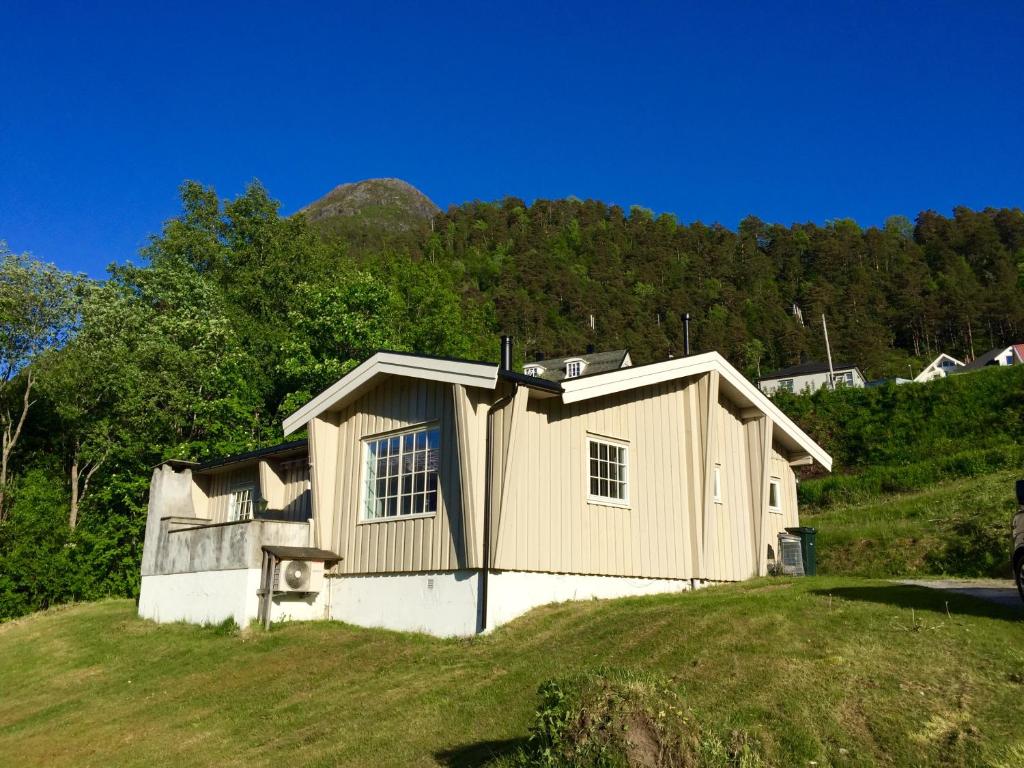 翁达尔斯内斯Villa Haudalan Åndalsnes的草山顶上的一个小房子