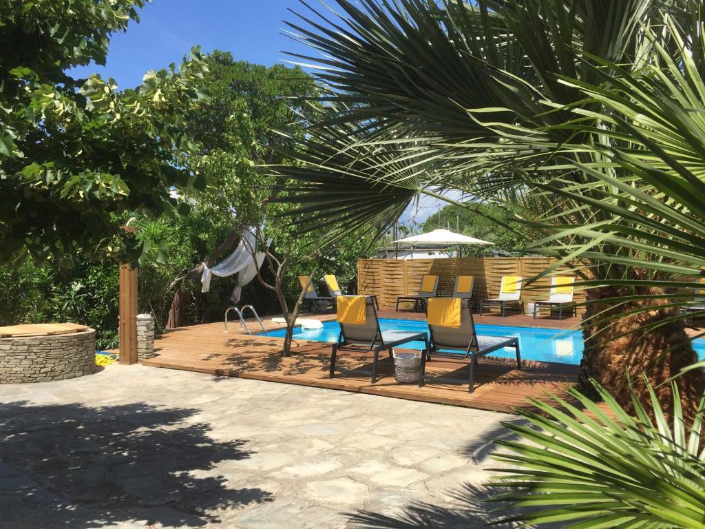 沃尔沃罗Filippos Resort II by Karidi的一个带椅子的庭院和一个游泳池