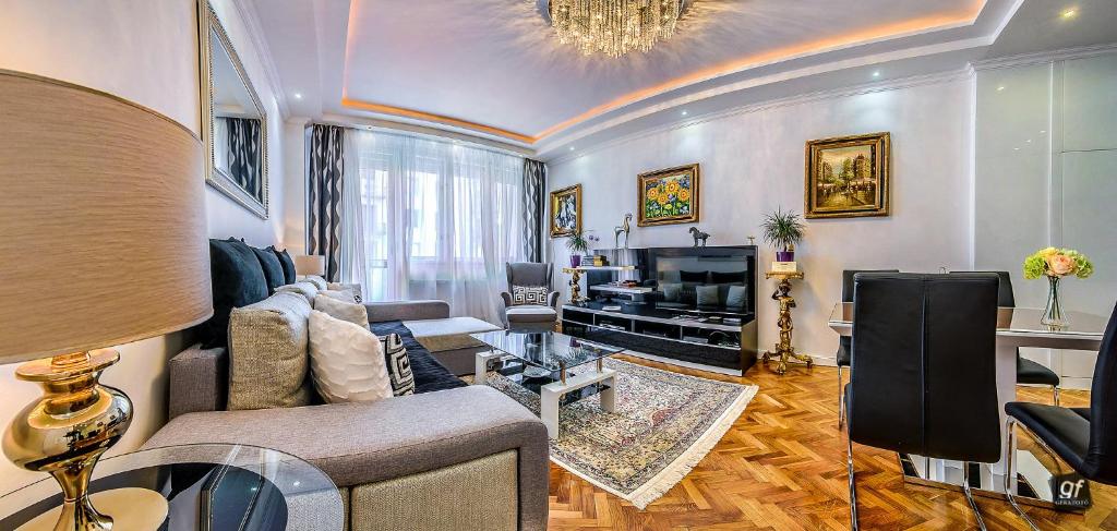 布达佩斯布达佩斯VIP公寓的带沙发和电视的客厅
