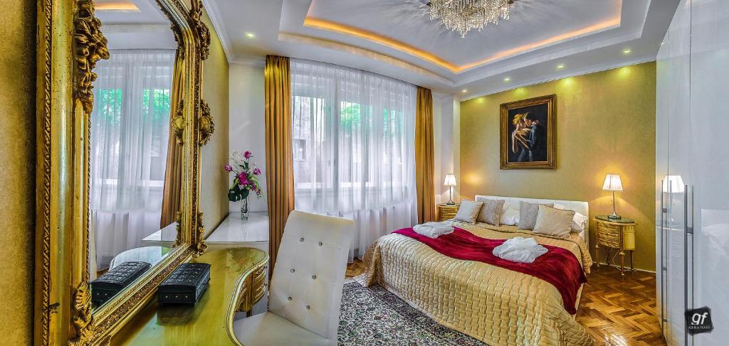 布达佩斯BP Apartments Budapest的一间卧室配有一张床和一面大镜子