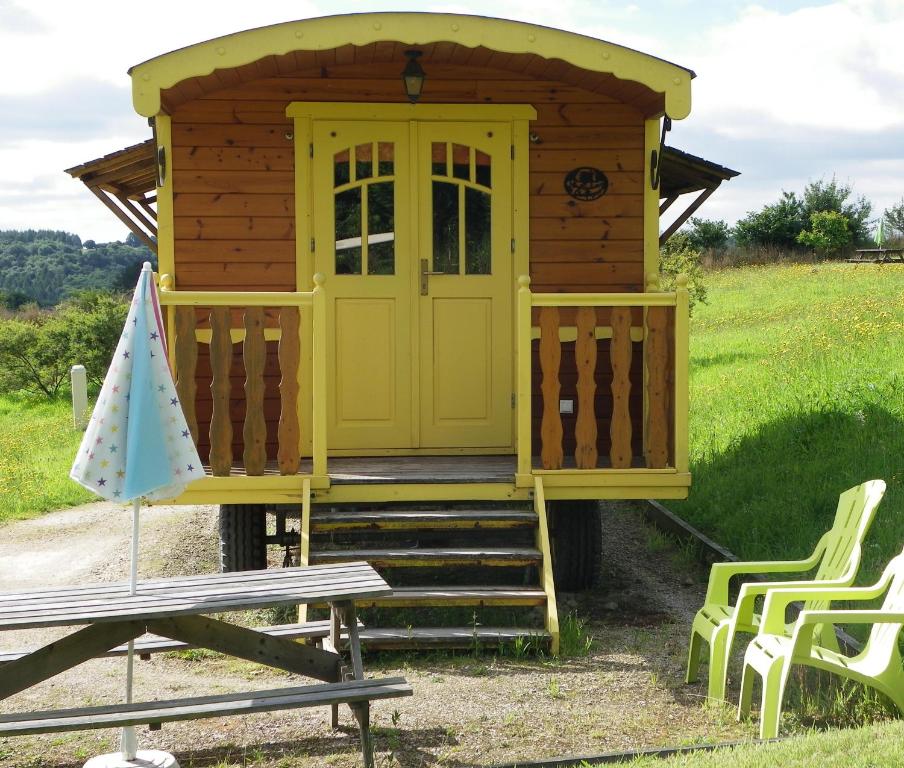 Brasparts莱斯劳罗特斯卡利根旅馆的小屋设有黄色门和野餐桌