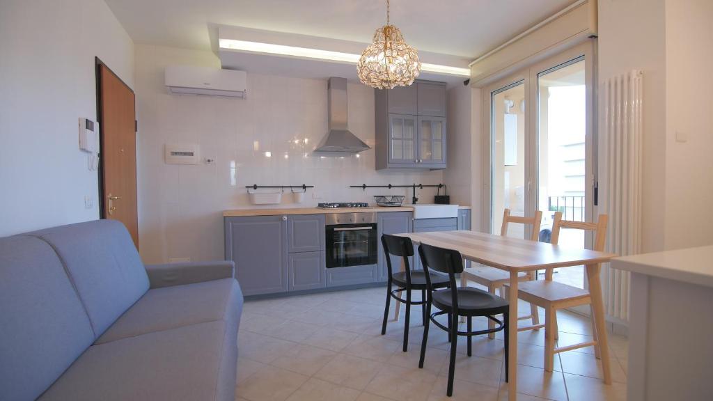 阿尔巴·阿德里亚蒂卡Appartamenti sul lungomare的厨房以及带桌椅的用餐室。