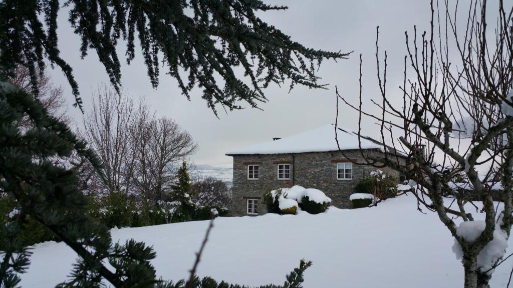 Chan de VilarA Lareira的前面有一堆积雪的房子
