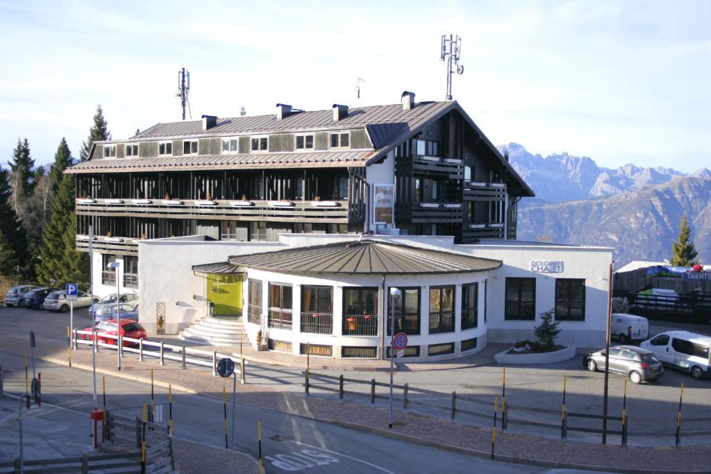 法申Hotel Dolomiti Chalet的停车场前方的大建筑